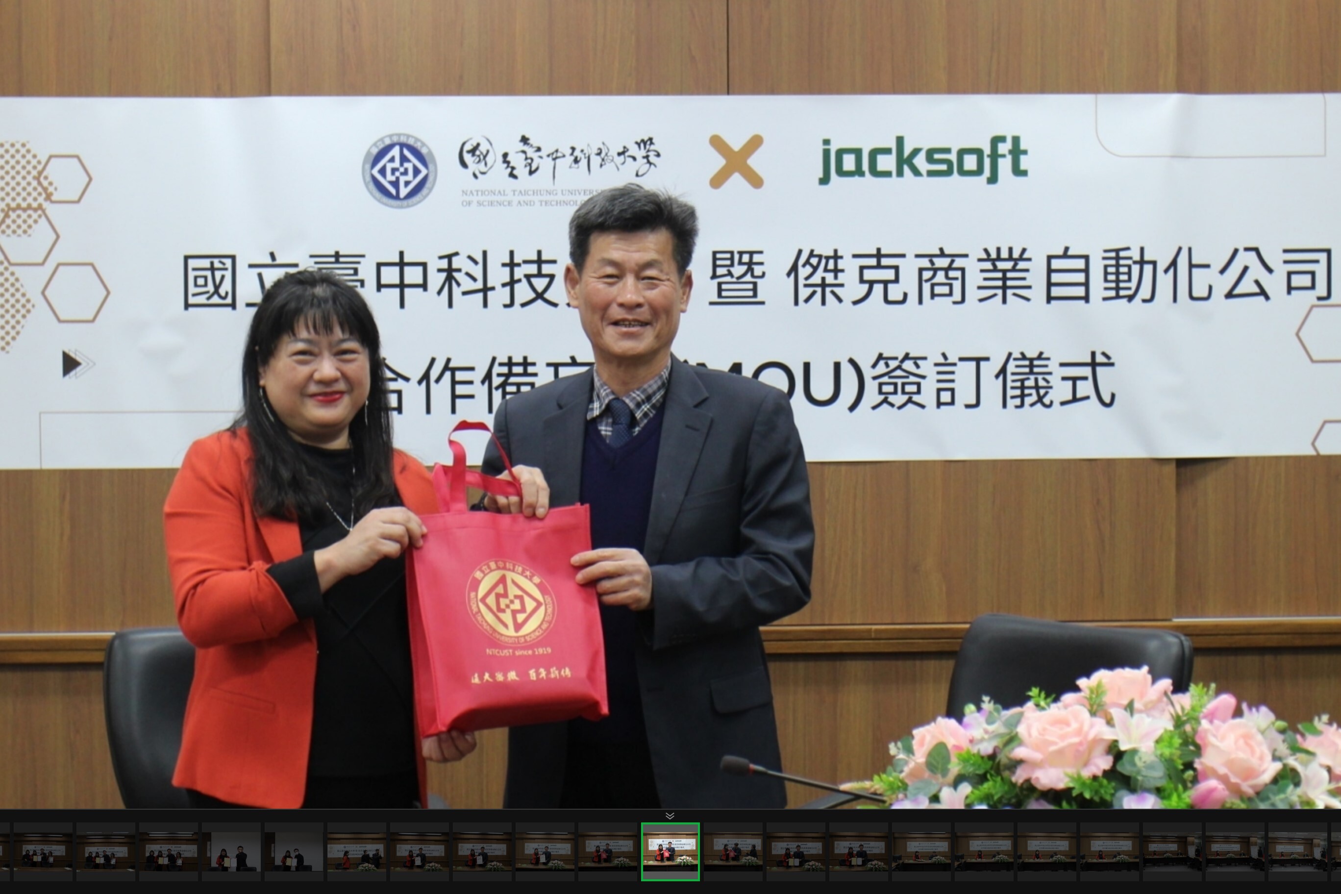 國立臺中科技大學校長謝俊宏(右)代表與JACKSOFT總經理黃秀鳳(左)簽訂產學合作備忘錄，未來雙方將共同培育AI智慧電腦稽核菁英。 國立臺中科技大學/提供
