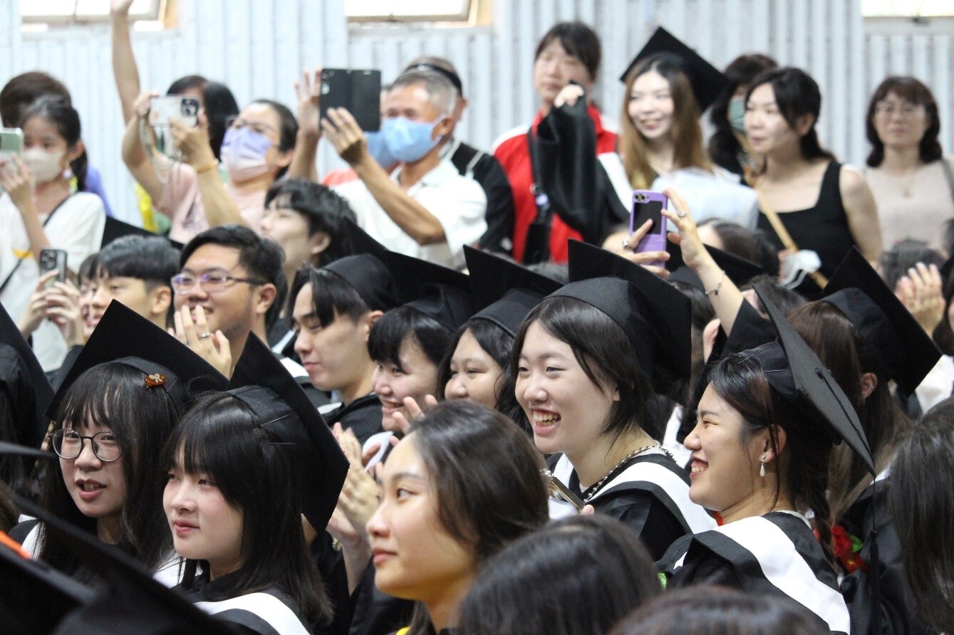 113學年度畢業典禮 畢業生帶著師長祝福前行