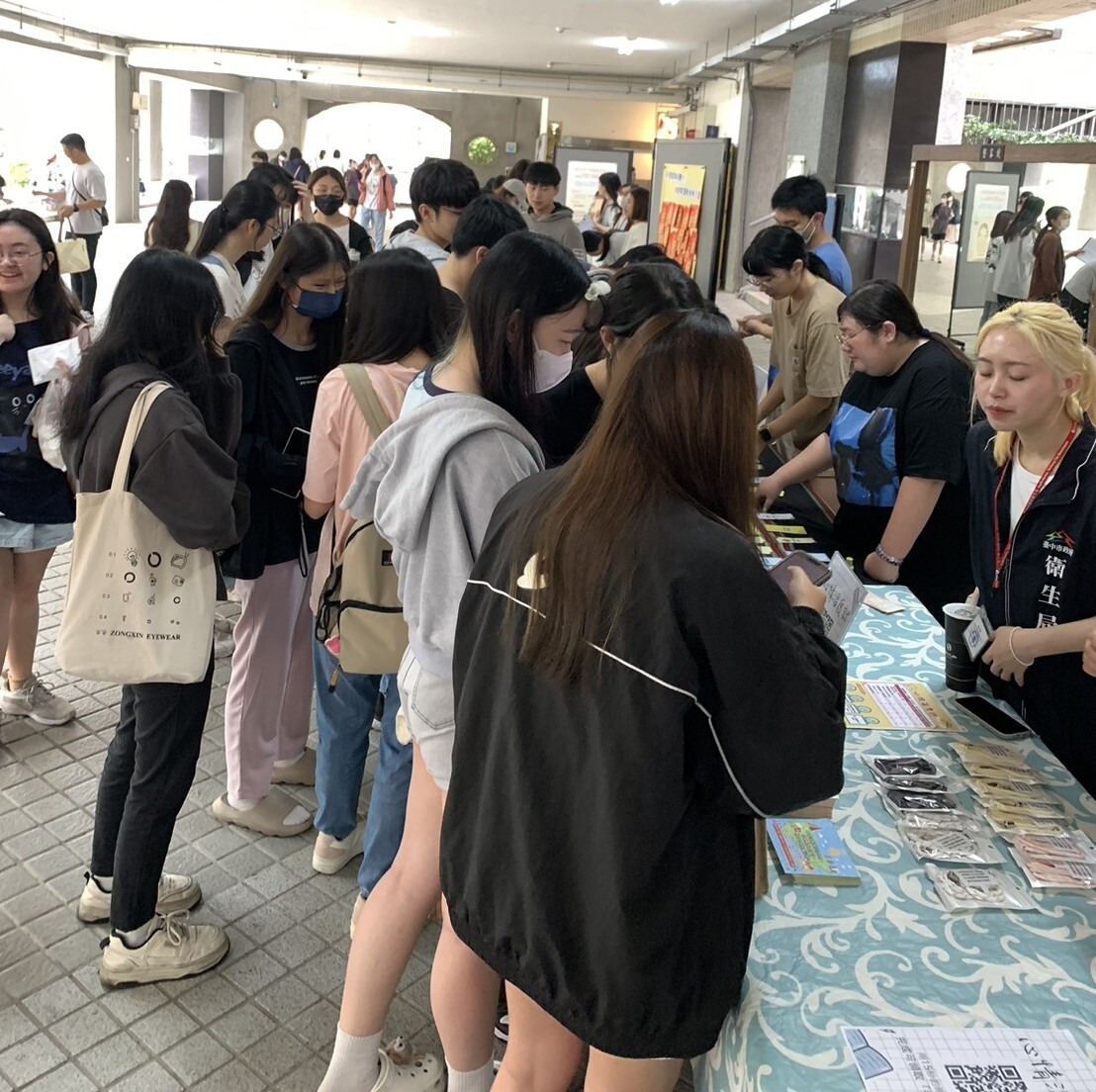 學生於午休時間踴躍參與活動