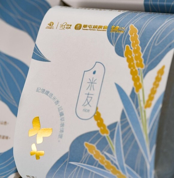 「洄慕」第二層米包裝產品透過底圖與產品的結合形塑造出了「洄」字意象