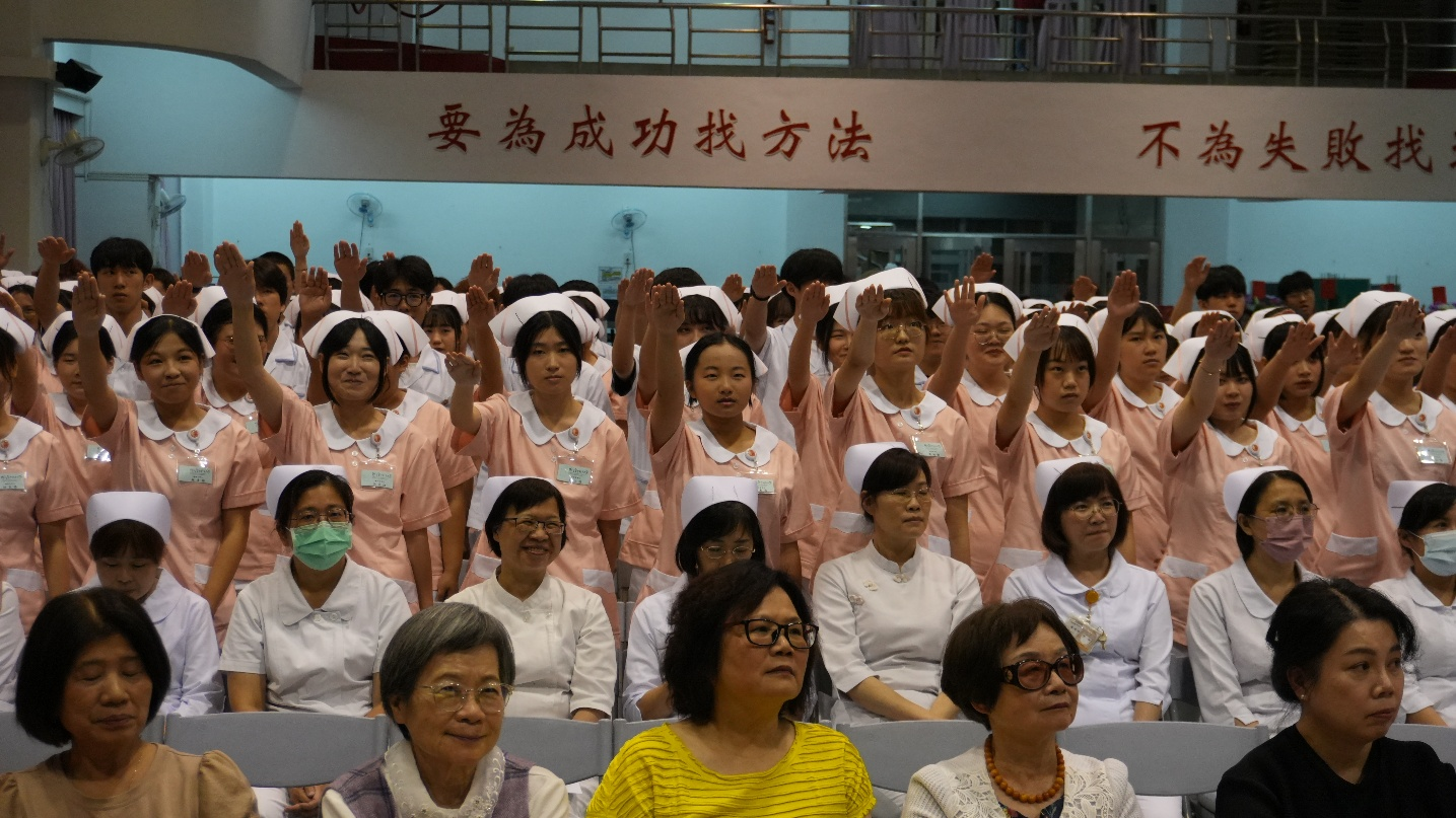 護理系加冠 薪傳南丁格爾理念與精神