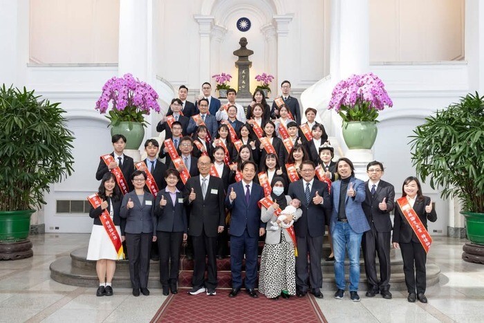 圖1、總統與「『2024第十七屆崇越論文大賞』特優與優等論文得獎 碩博士生及主辦單位代表」合影