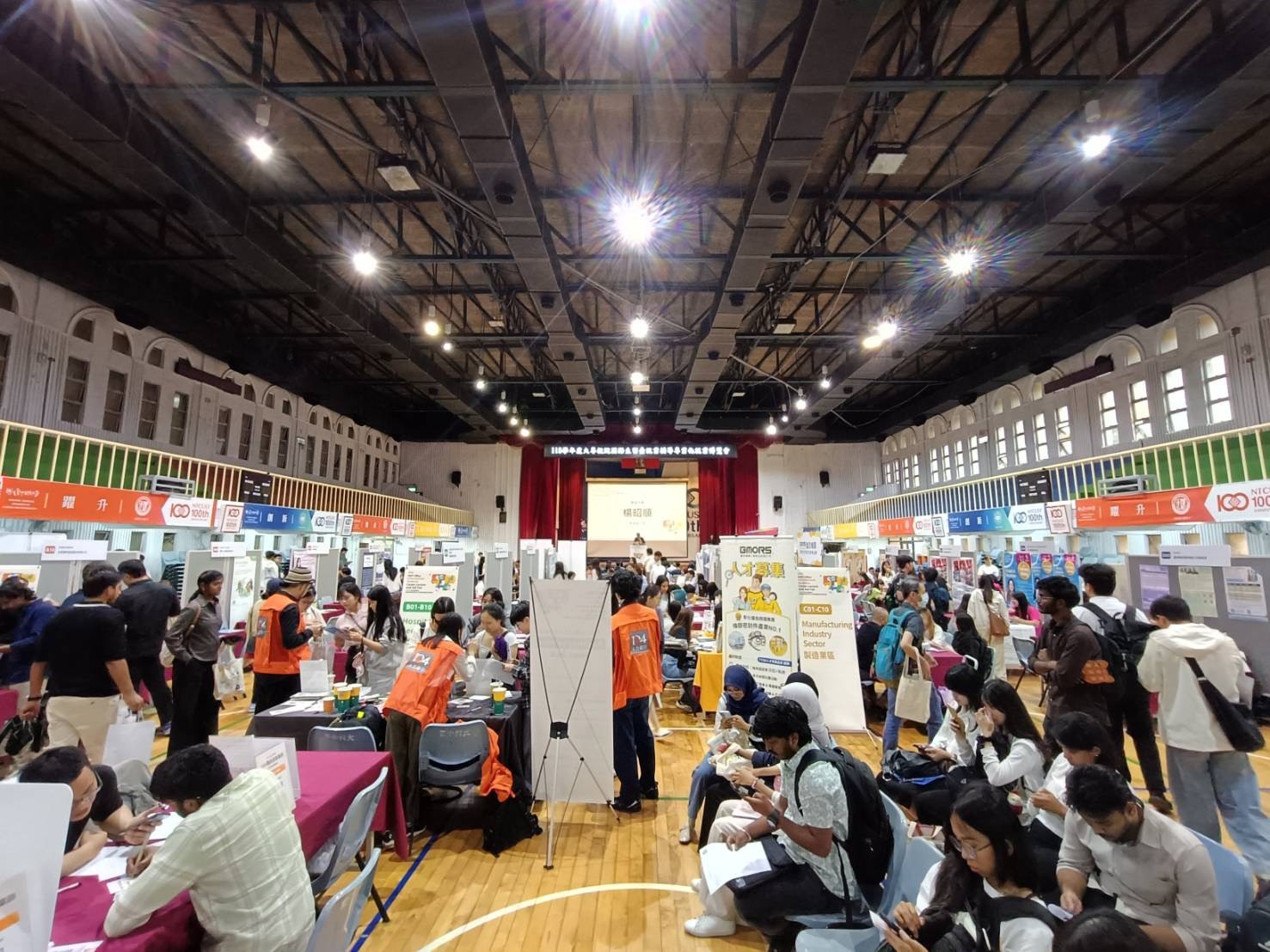 國際生就業講座暨就業博覽會中部場5月14日於本校舉行 吸引近300人共襄盛舉