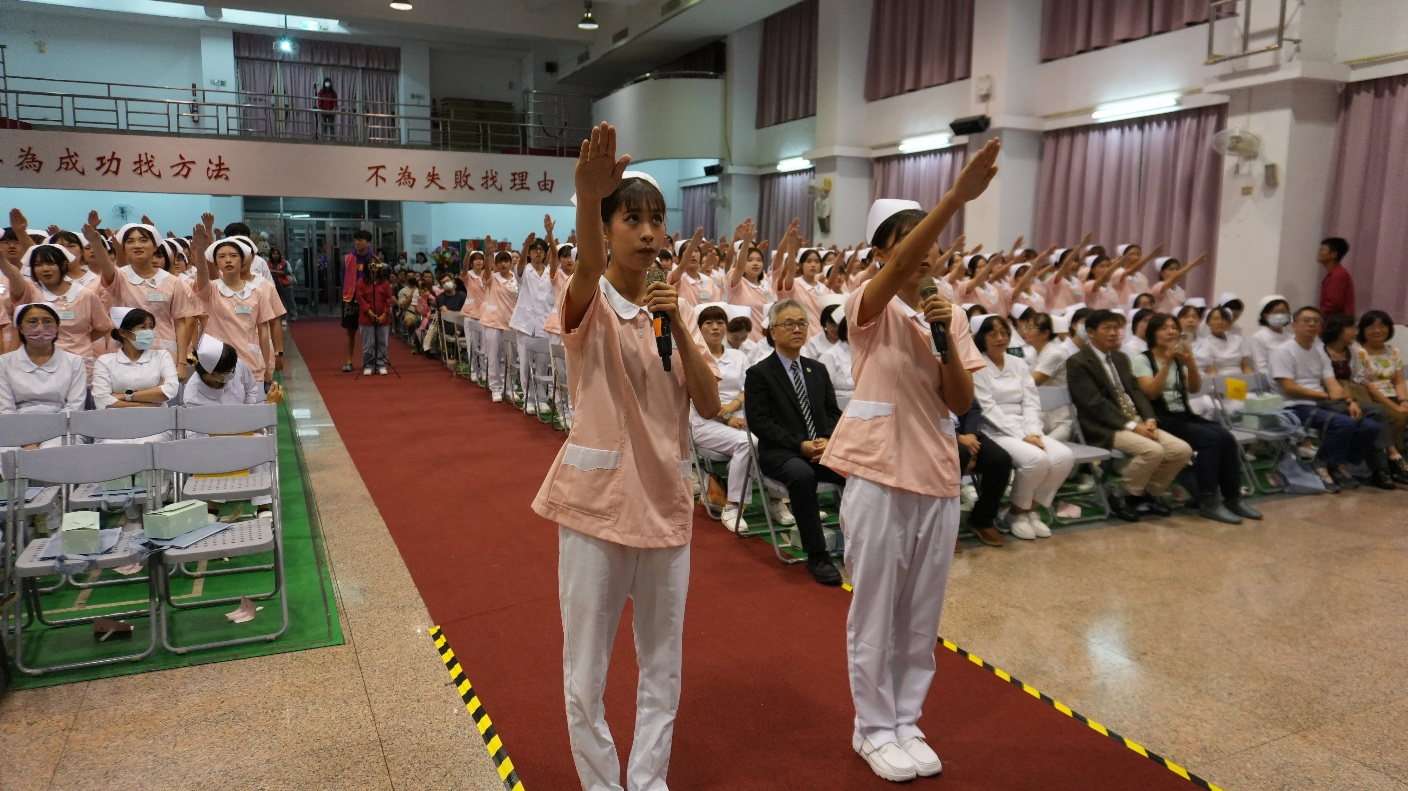 護理系加冠 薪傳南丁格爾理念與精神