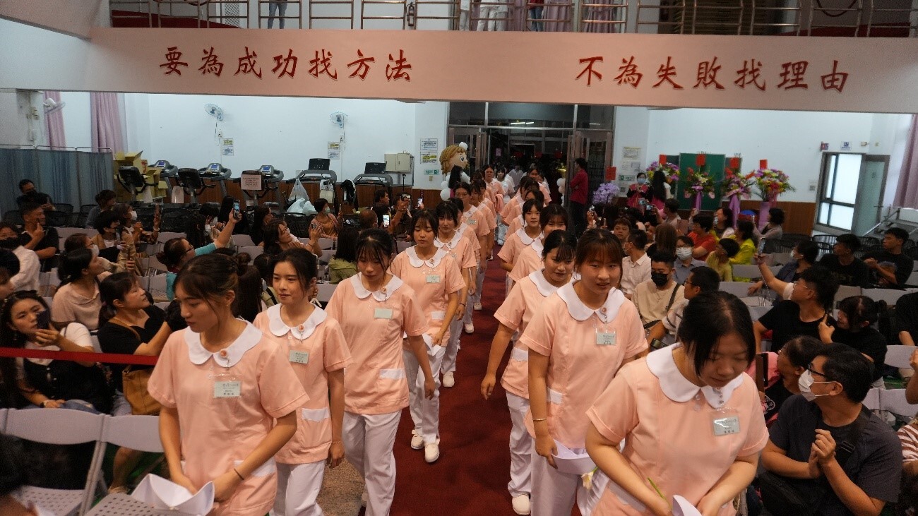 護理系加冠 薪傳南丁格爾理念與精神