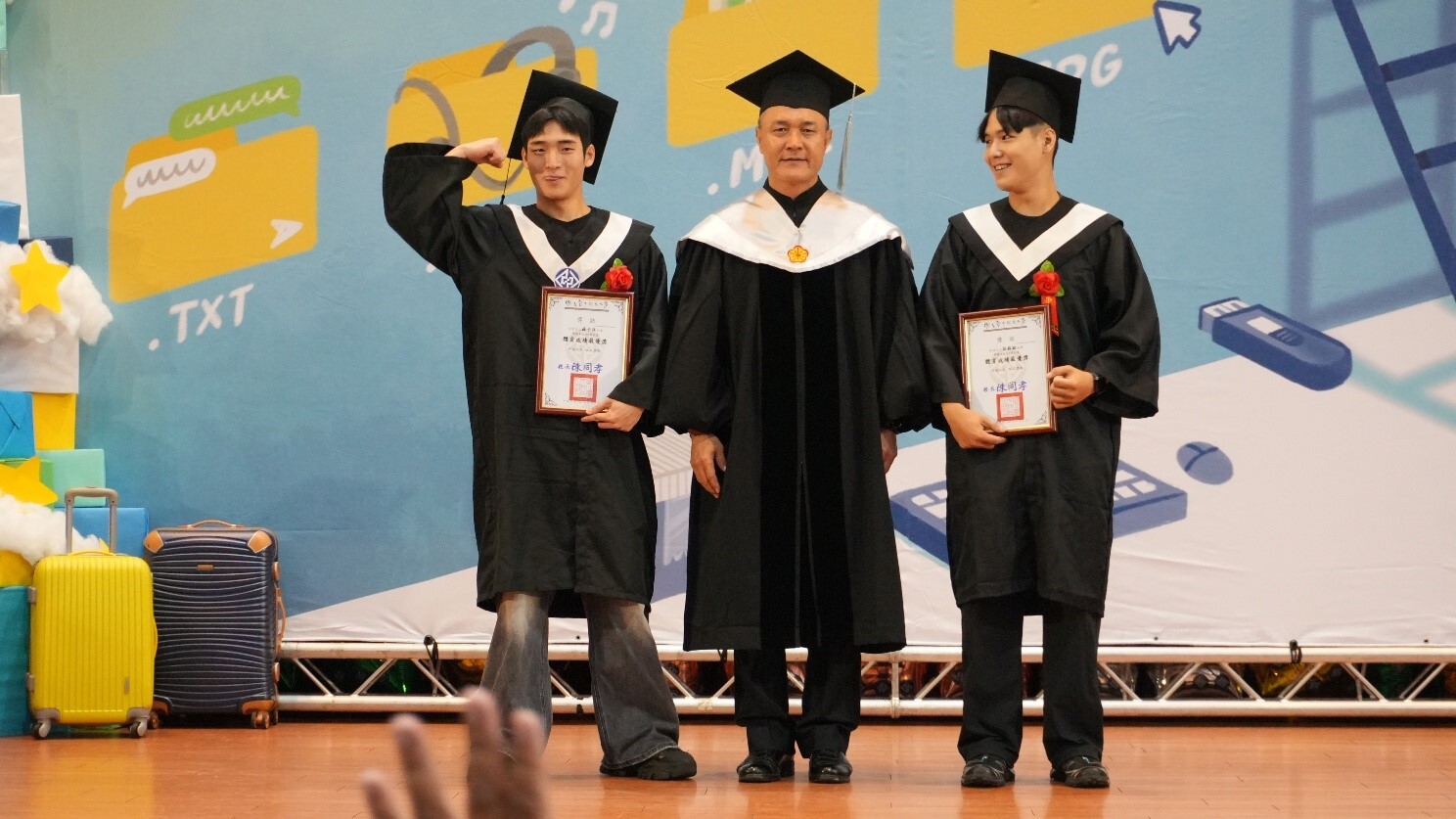 113學年度畢業典禮 畢業生帶著師長祝福前行