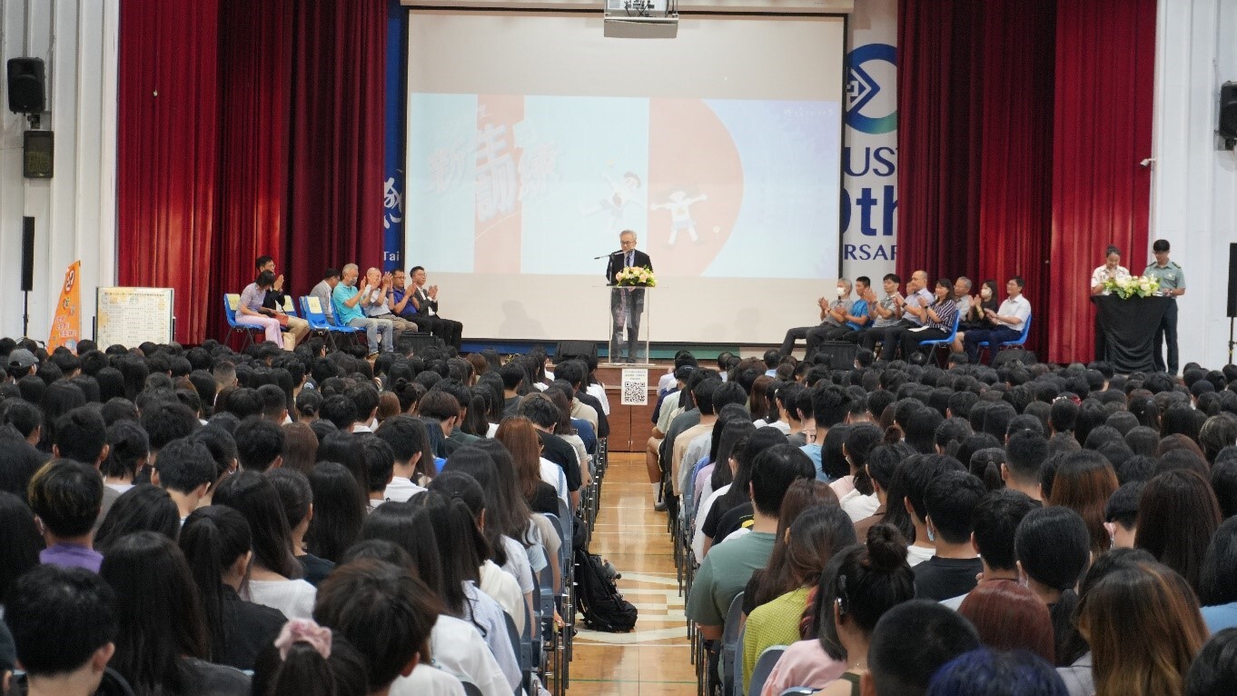 學校大家長校長陳同孝於致詞時歡迎新成員加入中科大這大家庭