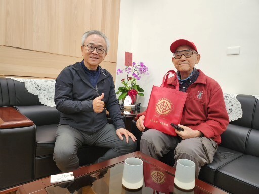 陳校長則是親迎這位大學長，兩人相見歡