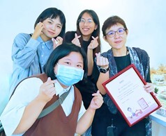獲獎學生劉嘉容、胡榛庭、盧欣妤與指導老師侯純純副教授共同分享獲獎喜悅