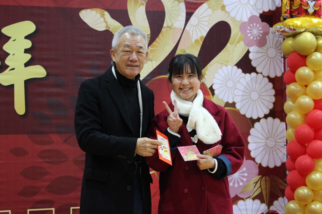 教師、職員及退休教職員共聚一堂相互祝福