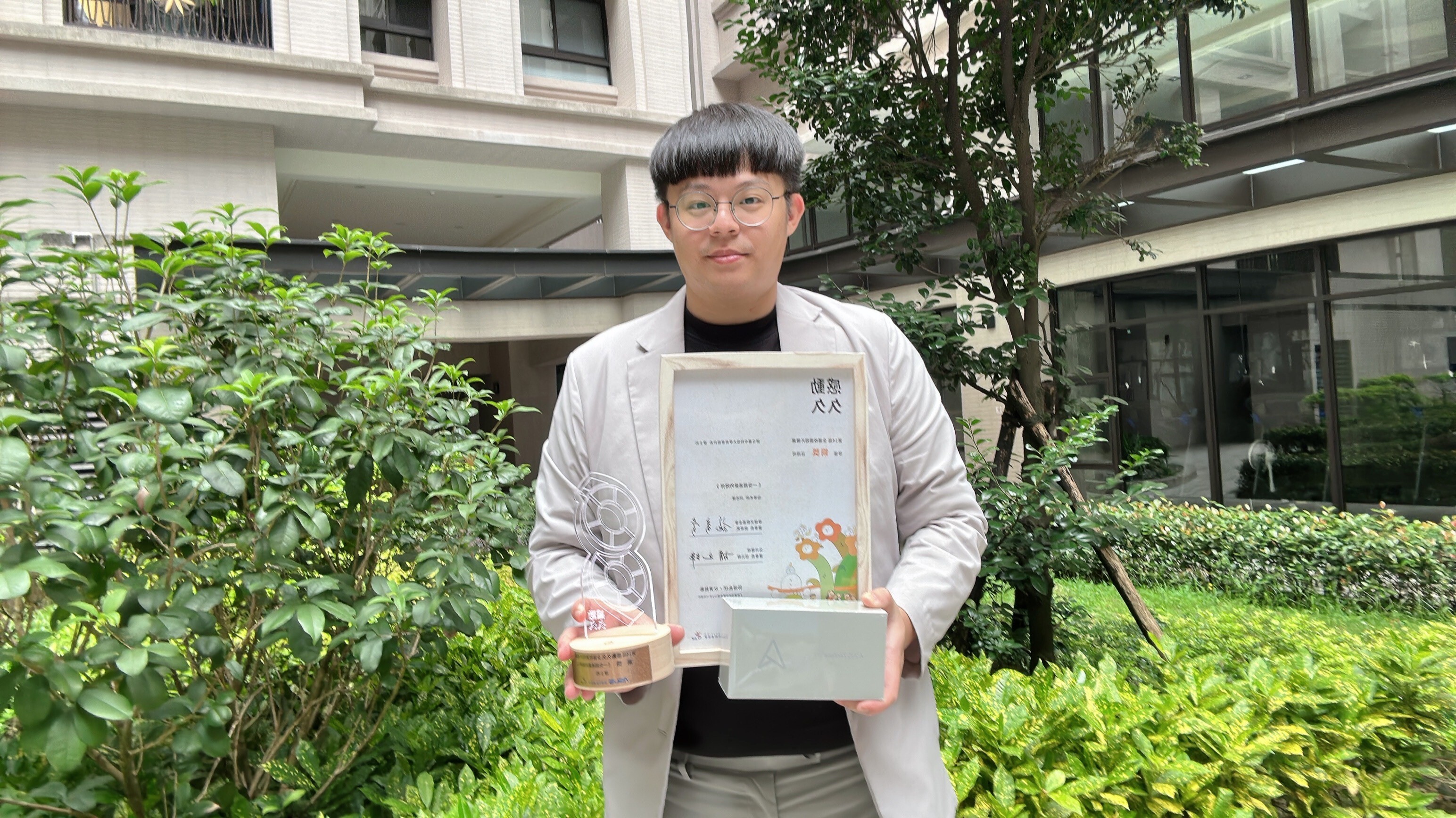 《記憶故事屋》導演廖士和同學榮獲感動久久銅獎獎座。（圖片來源：廖士和提供）