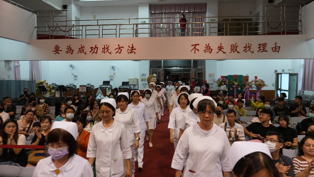 護理系加冠 薪傳南丁格爾理念與精神
