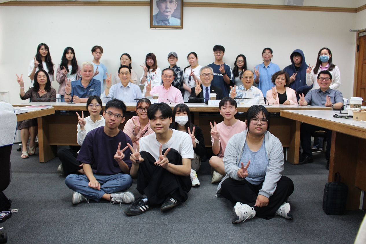 財團法人中商校友文教基金會回饋母校 獎助學弟妹