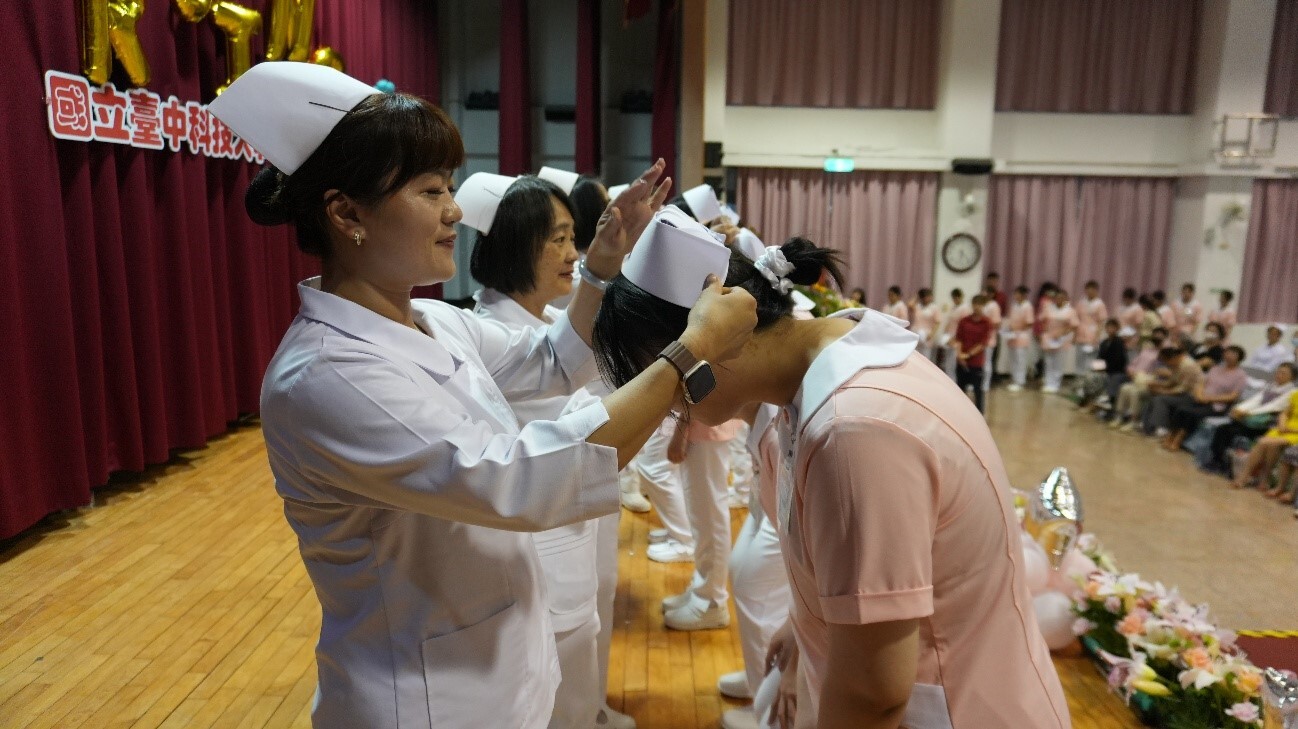 護理系加冠 薪傳南丁格爾理念與精神