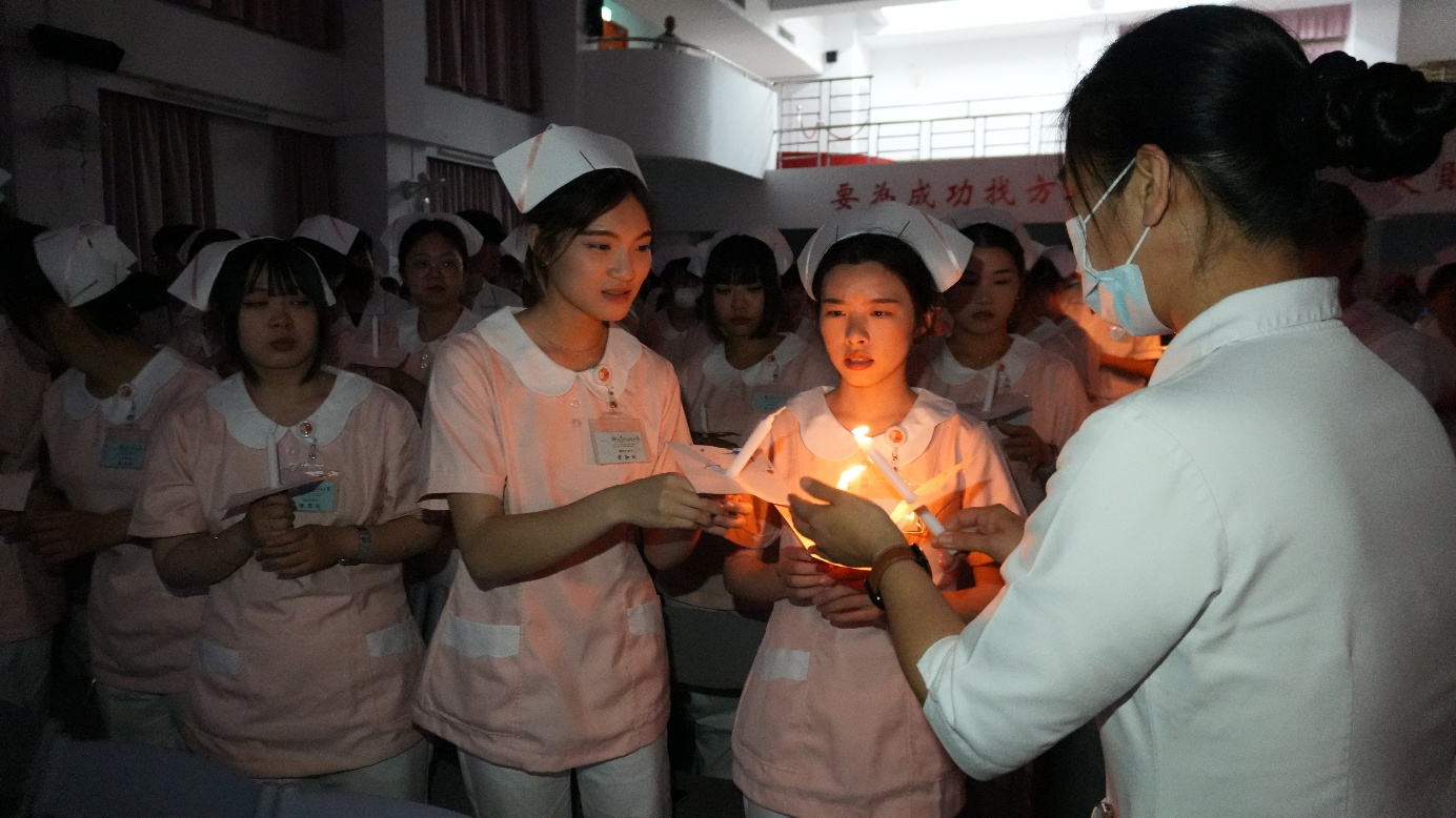 護理系加冠 薪傳南丁格爾理念與精神