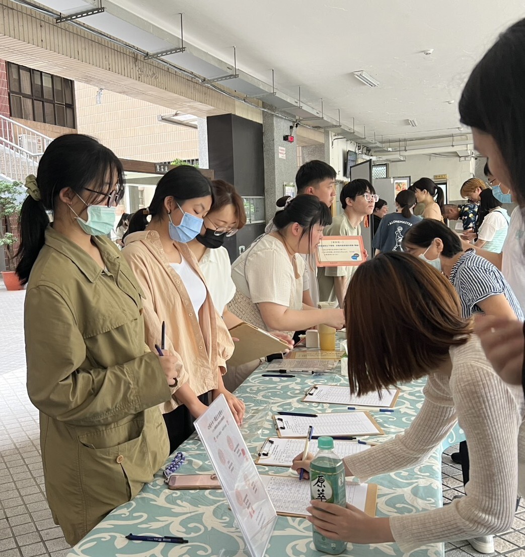 學生踴躍參與活動與簽到