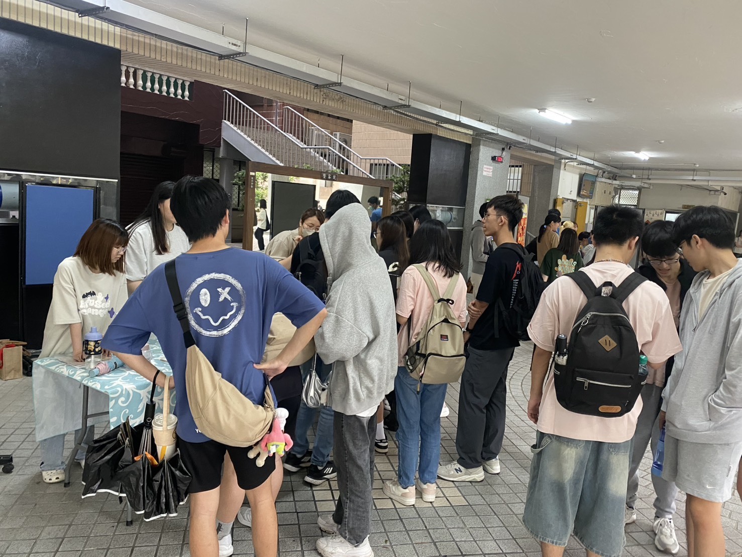學生排隊等待闖關