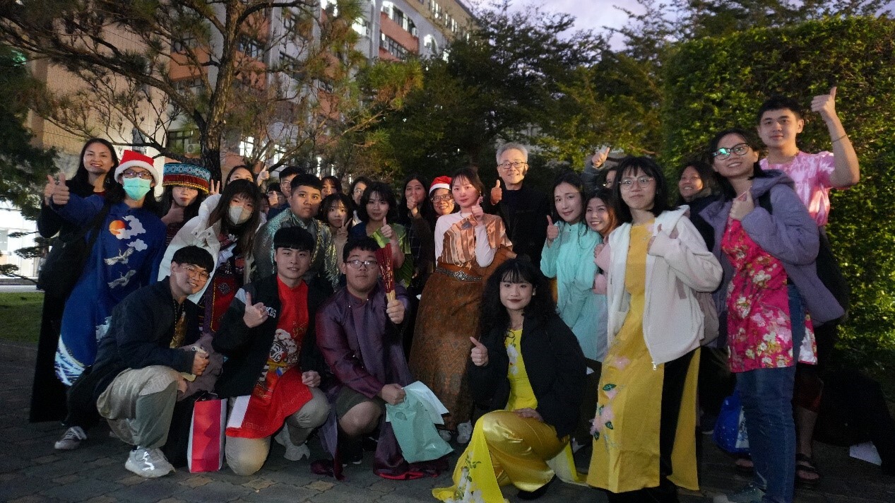 璀璨燈光吸引不少學生拍照打卡